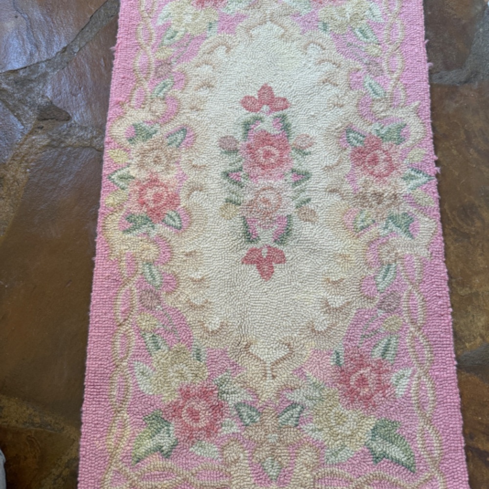 Small Light weight pink hooked rug - Picture 7 of 10